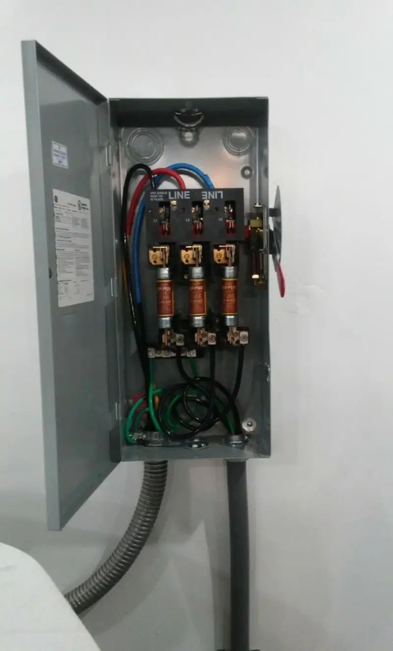 Three-phase disconnect switch installed for Smoke Detector Installation in Uvalde